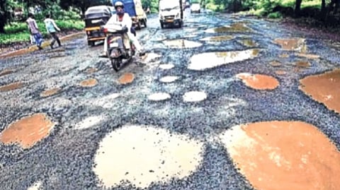खड्ड्यांमुळे रस्त्यांची चाळण; मुंबईतील रस्त्यांवर चार वर्षांत सव्वादोन लाख खड्डे