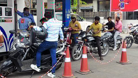 लोकसभा निवडणुकांआधी सर्वसामान्यांना दिलासा! आजपासून पेट्रोल, डिझेल झाले स्वस्त; जाणून घ्या नवीन दर