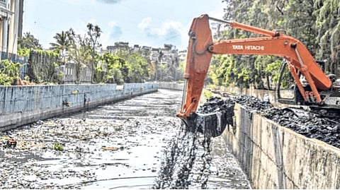 पावसाळी कामे बोंबलली! पालिकेतील ५० हजार स्टाफ निवडणूक कामाला;रस्त्यांची, नालेसफाईची कामे आधीच रखडली