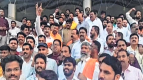 नाशिकच्या उमेदवारीसाठी हेमंत गोडसेंचे ठाण्यात शक्तिप्रदर्शन; मुख्यमंत्र्यांच्या निवासस्थानाबाहेर कार्यकर्त्यांसह घोषणाबाजी