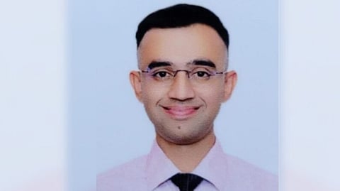 ठाण्याच्या शिरपेचात मानाचा तुरा; अनिकेत हिरडेने युपीएससीमध्ये मारली बाजी