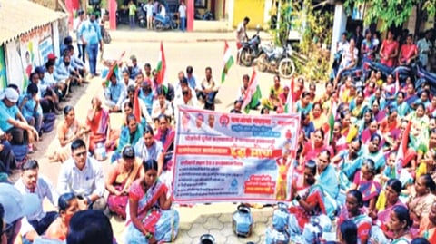 पाणीप्रश्नावर श्रमजीवी रस्त्यावर; पालघर १८, तर ठाणे जिल्ह्यात २१ ग्रामपंचायतींवर धडक