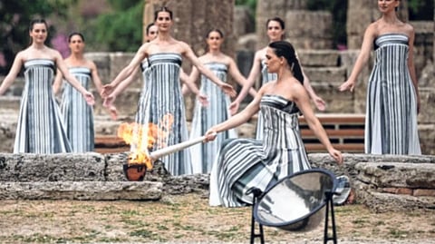 पॅरिस ऑलिम्पिकसाठी उरले अवघे १०० दिवस! खराब हवामानातही ग्रीसमध्ये ऑलिम्पिक ज्योत प्रज्वलित; चाहत्यांमध्ये स्पर्धेची उत्कंठा वाढली