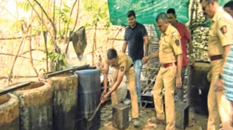 पनवेलमधील गावठी दारूची भट्टी उद्ध्वस्त; पनवेल पोलिसांची धडक कारवाई