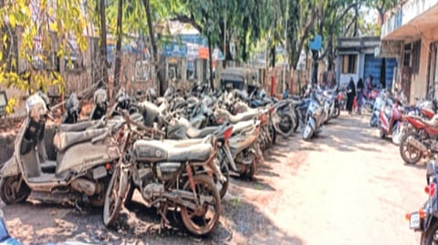 भिवंडी महापालिकेच्या इमारतीमध्ये पार्किंगसाठी जागा नाही! मालमत्ता विभागाने दुर्लक्ष केल्याने नागरिकांची अडचण