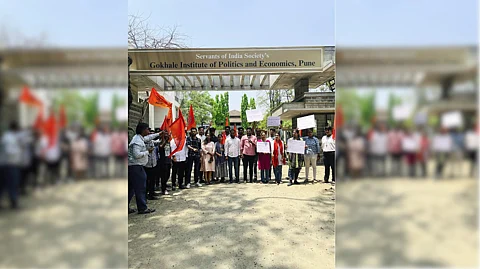 पुण्यात मतदान जागृतीच्या फलकाची ‘तोडफोड’, प्रतिष्ठित अशा गोखले राज्यशास्त्र आणि अर्थशास्त्र संस्थेच्या आवारात लोकशाहीविरोधी छेडछाड