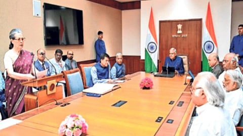 सोनियांसह १४ जणांनी घेतली राज्यसभा सदस्यत्वाची शपथ