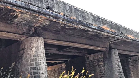 राष्ट्रीय महामार्गावरील जीर्ण पुलावर भगदाड; महामार्ग प्रशासनाकडून तात्पुरती उपाययोजना