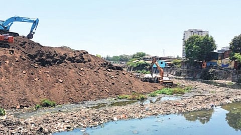 कल्याण पूर्वेतील ३ हजार कुटुंबांचा निवडणुकीवर बहिष्कार? वालधुनी नदीपात्रातील भरावामुळे 
उद्भवणार पूरस्थिती