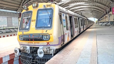 उरण स्थानकात रेल्वे प्रवाशांत वाढ; रात्री १२ वाजेपर्यंत लोकल सुरू ठेवण्याची मागणी