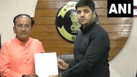 भाजपची सुरतवर स्वारी! मतमोजणीपूर्वीच उघडले खाते; मुकेश दलाल बिनविरोध विजयी: काँग्रेसचा अर्ज बाद