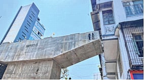 दादरला इमारतीला अगदी खेटून नवा पूल, रहिवाशांची नाराजी