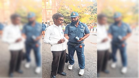 रस्त्यावर घाण करणाऱ्यांना क्लीन-अप मार्शलचा दणका; दोन आठवड्यात तीन लाखांचा दंड वसूल; सहा वॉर्डात कारवाई