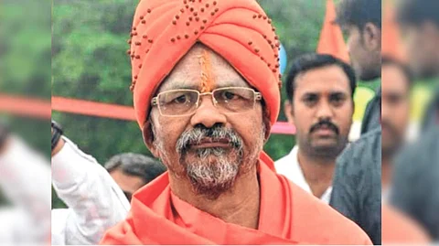 नाशिकमधून शिंदेंची वेगळी खेळी! थेट शांतीगिरी महाराजांनाच उमेदवारी, गोडसेंना धक्का