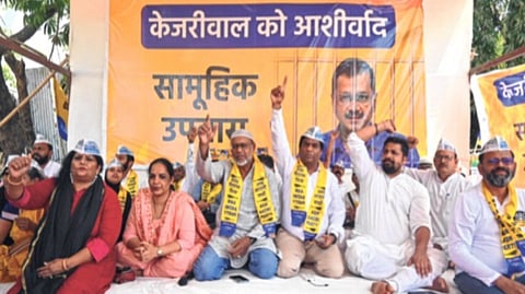 आझाद मैदानात आपचे महाउपवास आंदोलन; अरविंद केजरीवाल यांच्या अटकेच्या निषेधार्थ समर्थकांचे उपोषण