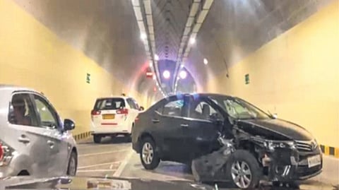 कोस्टल रोड बोगद्यात पहिला अपघात; टोयाटो गाडी भिंतीला घासली; गाडीतील दोघेही सुखरूप