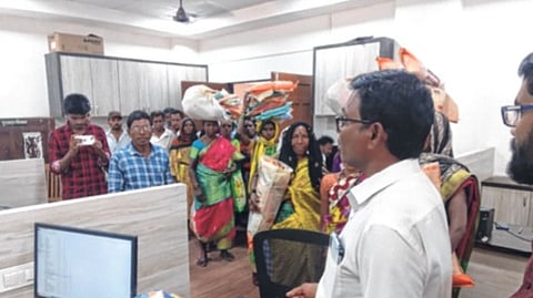 आमच्या मेहनतीचं आम्हाला द्या! जव्हारमधील महिलांनी रेशनिंग साड्या तहसील कार्यालयात केल्या परत