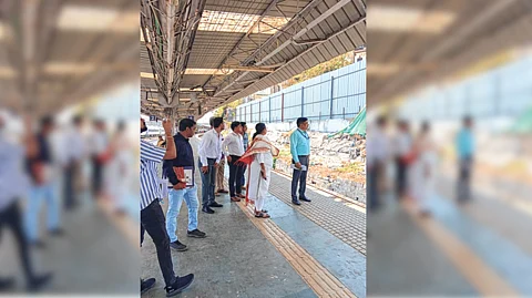 रेल्वे परिसरातील नाल्यातून काढलेला गाळ, राडारोडा उचला; रेल्वे प्रशासनाला पालिकेच्या सूचना