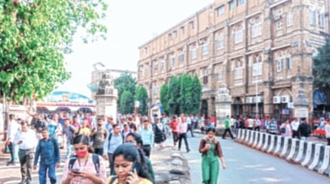 रेल्वे स्थानक परिसर घेणार मोकळा श्वास
