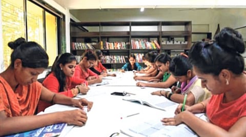 आता दुसऱ्या वर्षापासूनच मुख्य विषय निवडता येणार; प्राध्यापकांच्या नोकरीवर येणारी गदा टळली