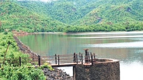 धरणांमध्ये निम्म्याहून कमी पाणीसाठा; काटकसरीने पाणी वापरण्याची परिस्थिती