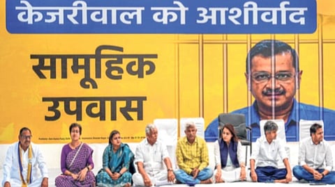 केजरीवाल यांच्या अटकेच्या निषेधार्थ कार्यकर्त्यांचे उपोषण