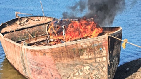 वसई-विरारमधील वाळू माफियाविरोधात भरारी पथकाची कारवाई; ४ बोटी नष्ट