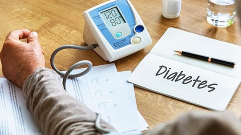 Diabetes Care: कडक उन्हाळ्यात मधुमहाच्या रुग्णांनी 'अशी' घ्या काळजी, फॉलो करा 'या' टिप्स!