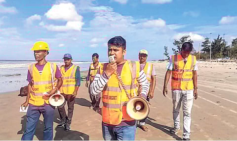 पश्चिम बंगालमध्ये येऊ घातलेल्या 'रेमल' चक्रीवादळाच्या पार्श्वभूमीवर शुक्रवारी आपत्ती व्यवस्थापन दलाचे कर्मचारी दक्षिण २४ परगणा जिल्ह्यात खबरदारीची उपाययोजना म्हणून समुद्रकिनाऱ्यावर घोषणा देऊन मच्छीमारांना सावध करत होते.