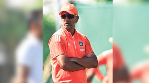 नव्या प्रशिक्षकाचा शोध घेण्यास प्रारंभ: टी-२० विश्वचषकापूर्वीच मागवणार अर्ज; द्रविडला पुन्हा दावेदारी पेश करण्याची मुभा