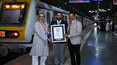 सीएसएमटी येथे पोस्टकार्ड सजवून विश्वातील सर्वात मोठ्या वाक्याचा गिनीज वर्ल्ड रेकॉर्ड; चीनला टाकले मागे