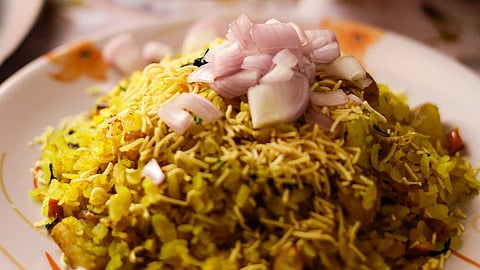 Indori Poha Recipe: सकाळच्या घाईत नाश्त्यासाठी झटपट बनवा 'इंदोरी पोहे', जाणून घ्या रेसिपी