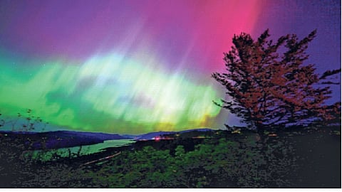 ध्रुवीय प्रकाशकिरणांचा मनोहारी रंगोत्सव,सौर वादळामुळे लडाखसह जगभरात नॉर्दर्न लाइट्सचे दर्शन