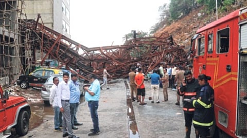 वडाळ्यात मेटल पार्किंग कोसळली
