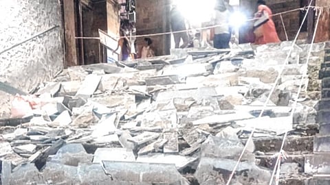 अजब पालिकेचा गजब कारभार! CSMT स्थानकाजवळील भुयारी मार्गाची दुरुस्ती; नव्या लाद्या काढून पुन्हा नवीनच लाद्या बसवण्याचे काम