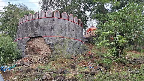 दुर्गाडी किल्ल्याच्या प्रवेशद्वाराच्या डाव्या बाजूचा बुरूज