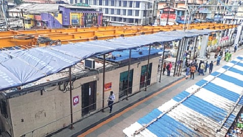 नवशक्ती इम्पॅक्ट! अखेर बदलापूर रेल्वे स्थानकात तात्पुरत्या शेडची उभारणी; पावसाळ्यात रेल्वे प्रवाशांना दिलासा