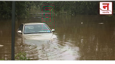Car Flooding : पुराच्या पाण्यात कार अडकली तर काय करायचं? 'या' सोप्या टिप्सचा करा वापर