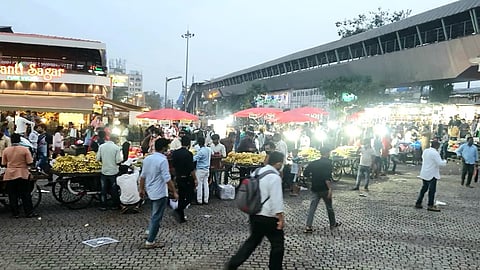 Mumbai : अनधिकृत फेरीवाल्यांविरोधात कारवाई का नाही? हायकोर्टाने राज्य सरकार आणि पालिकेला फटकारले