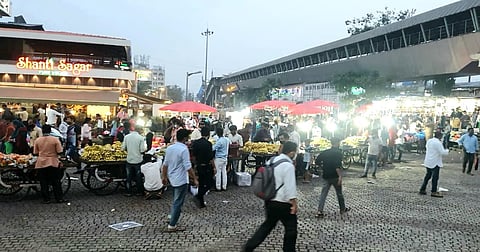 फुटपाथवरील अतिक्रमणाचा प्रश्न पुन्हा ऐरणीवर; हायकोर्टाने राज्य सरकार व महापालिकेला फटकारले