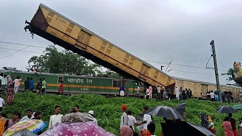 मालगाडीची एक्स्प्रेसला धडक; दार्जिलिंगमधील घटना, सिग्नल यंत्रणा खराब झाल्याने अपघात १५ ठार तर ६० जखमी