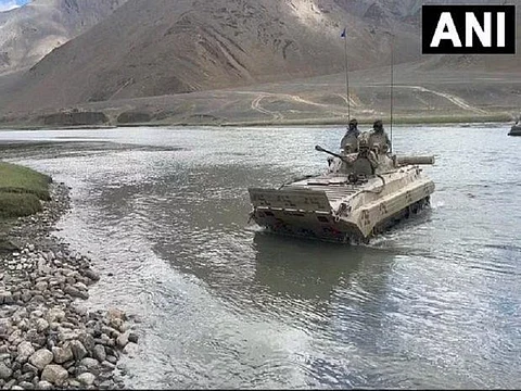 लडाखमध्ये रणगाड्यातून नदी ओलांडताना लष्कराचे ५ जवान शहीद