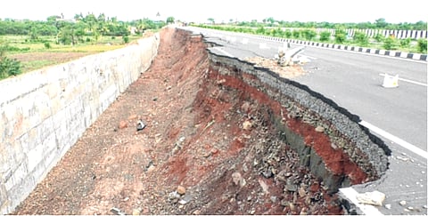 पंढरपूर-आळंदी पालखी मार्ग खचला; वारकऱ्यांना चिंता