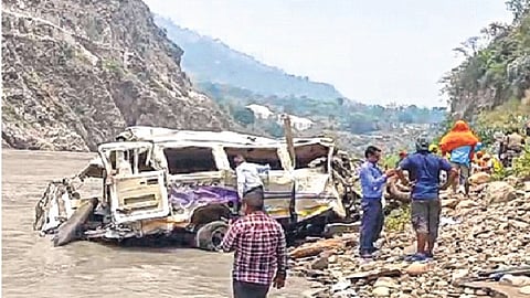 टेम्पो ट्रॅव्हलर अलकनंदा नदीत कोसळून १० ठार, १३ जखमी