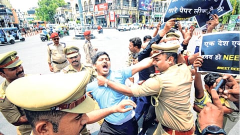 नीट, यूजीसी-नेट वाद चिघळला, विद्यार्थ्यांची निदर्शने; विरोधकांचा सरकारवर हल्लाबोल