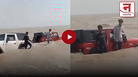 Video :नाद केला, पण अंगलट आला! तरूणांनी थेट समुद्रात घातल्या दोन महिंद्रा थार, पुढं काय झालं? पाहा