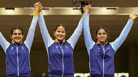 इशा सिंग, रिदम सांगवान आणि मनू भाकर यांचा 15 नेमबाजांच्या चमूमध्ये समावेश.