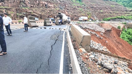 परशुराम घाटात मुंबई-गोवा महामार्ग खचला; एकेरी वाहतूक सुरू