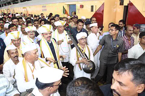 पंढरीची वारी हा मराठी माणसाचा सांस्कृतिक स्वाभिमान; फडणवीसांच्या हस्ते ‘नमो एक्स्प्रेस’ला भगवा झेंडा