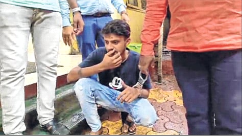 उल्हासनगरात ऑन ड्युटी पोलिसाची तडीपार गुंडाने पकडली कॉलर